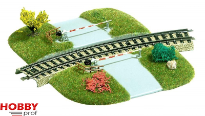 Railway level crossing for curved track