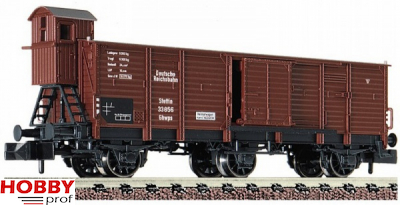 Covered freight car with brakeman's cab (3-axled)